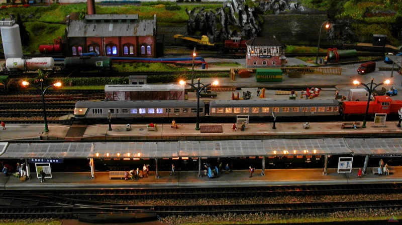 147 Enndingen bei Nacht.JPG - Bahnhof Enndingen bei Nacht 2010. Es wurde viel in die Beleuchtung investiert